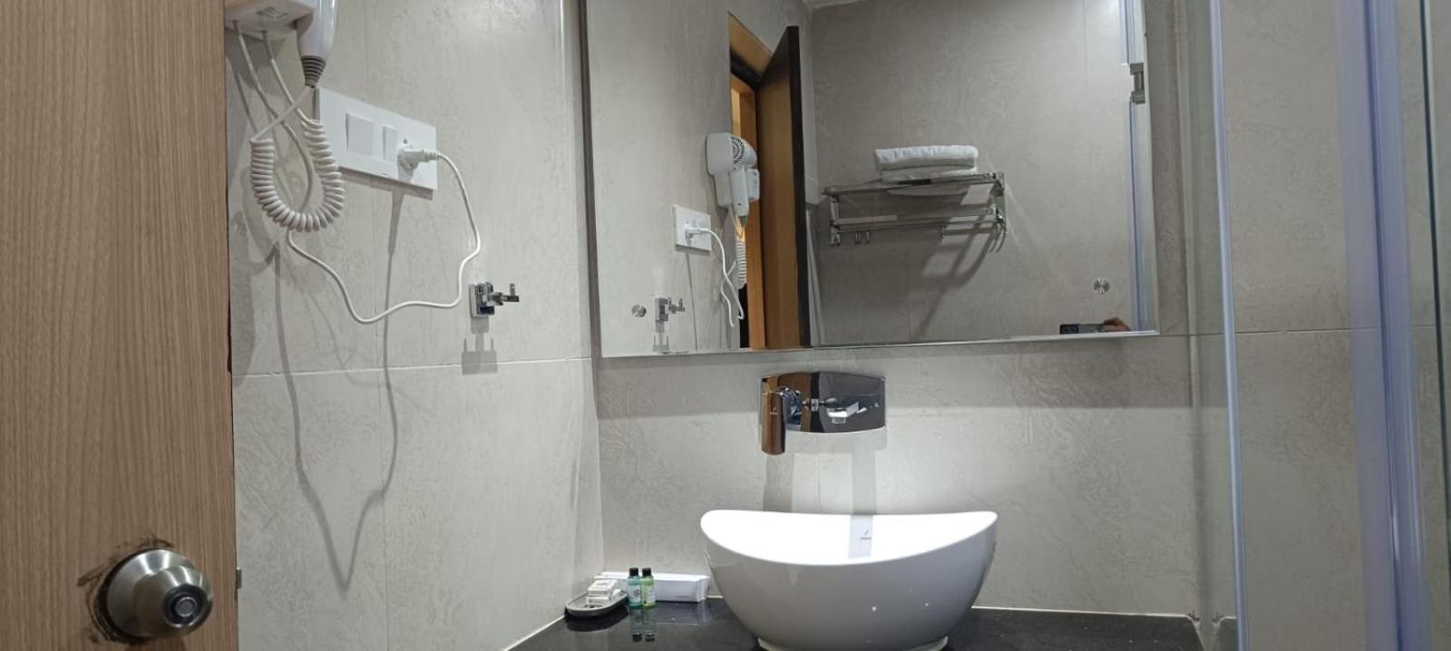 Hotel Lee Garden Near To Blue Flag Beach 500 Mtrs بوري المظهر الخارجي الصورة