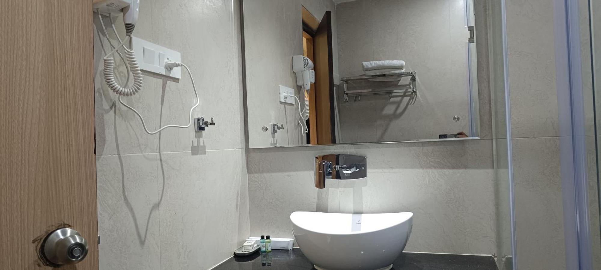 Hotel Lee Garden Near To Blue Flag Beach 500 Mtrs بوري المظهر الخارجي الصورة