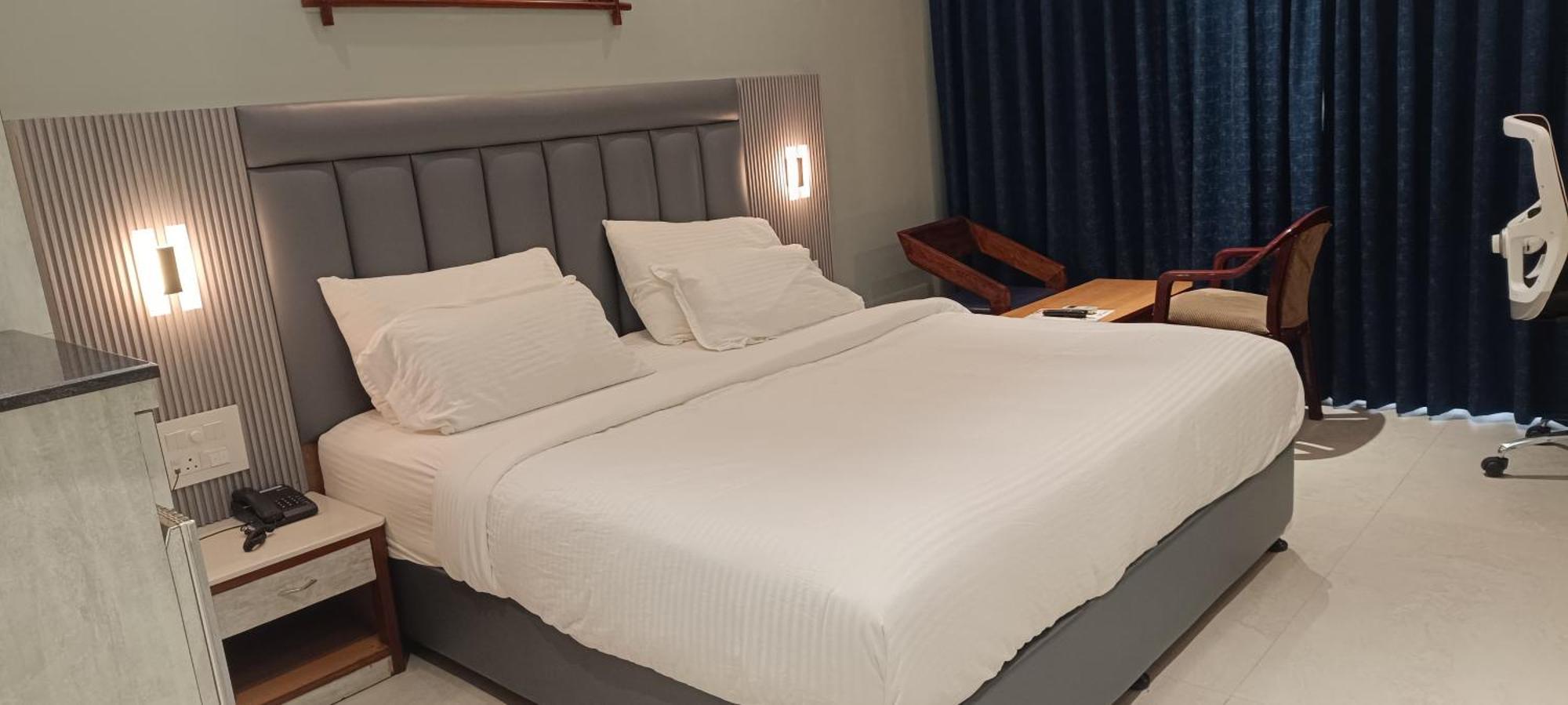 Hotel Lee Garden Near To Blue Flag Beach 500 Mtrs بوري المظهر الخارجي الصورة