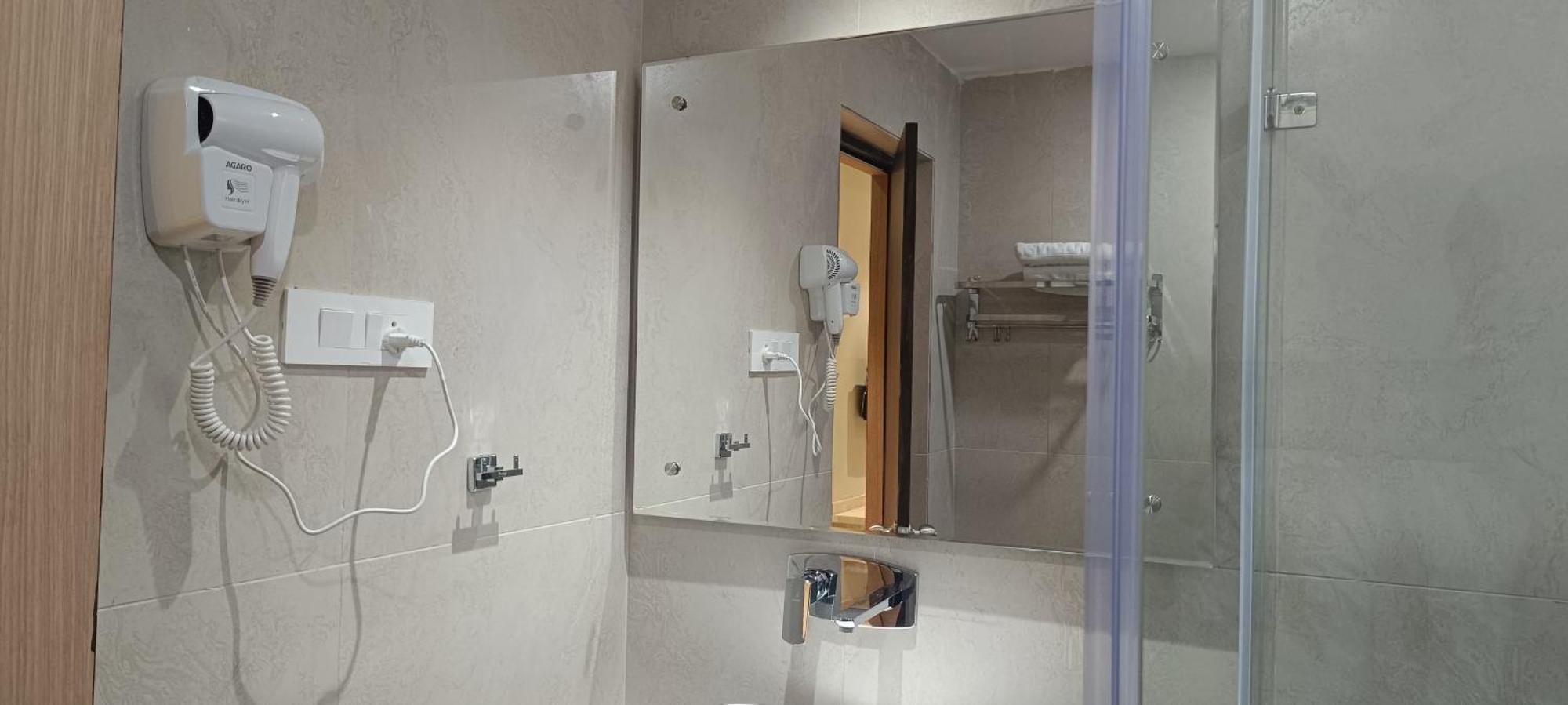 Hotel Lee Garden Near To Blue Flag Beach 500 Mtrs بوري المظهر الخارجي الصورة