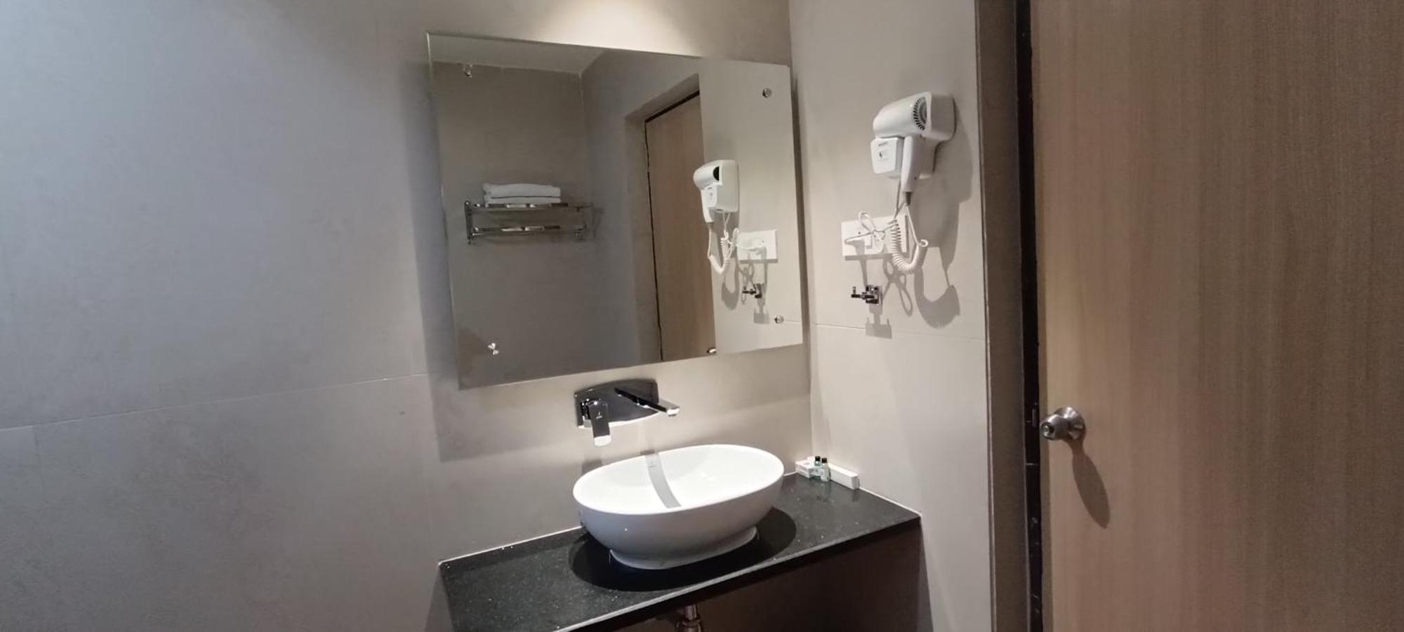 Hotel Lee Garden Near To Blue Flag Beach 500 Mtrs بوري المظهر الخارجي الصورة