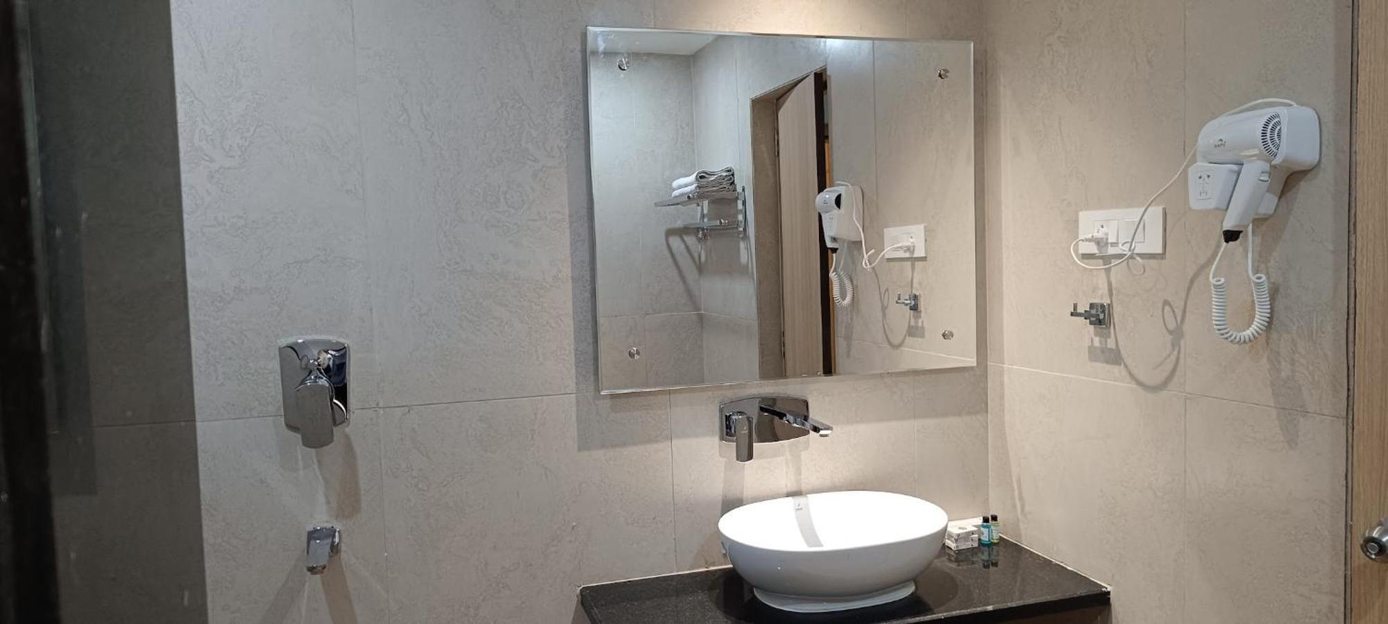 Hotel Lee Garden Near To Blue Flag Beach 500 Mtrs بوري المظهر الخارجي الصورة
